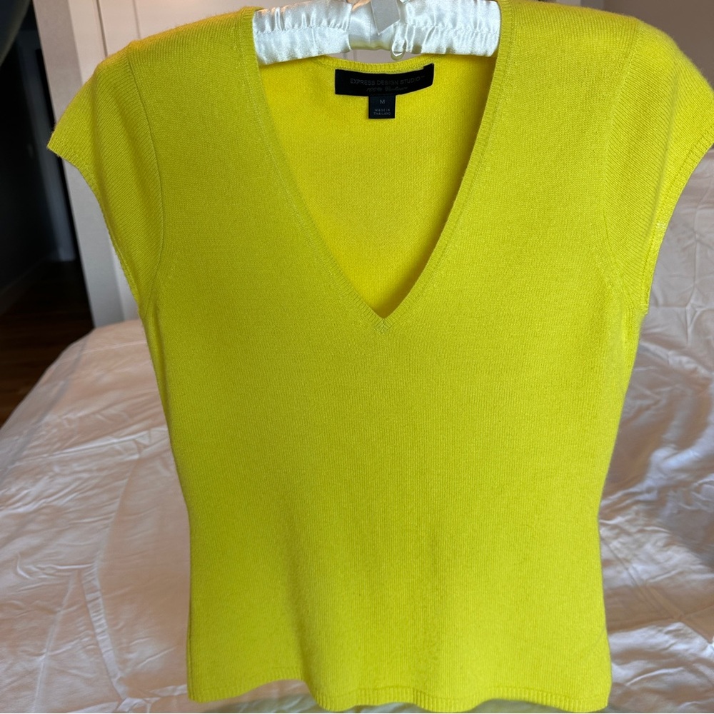 Vintage Express Bright Yellow V-Neck 100% cashmere